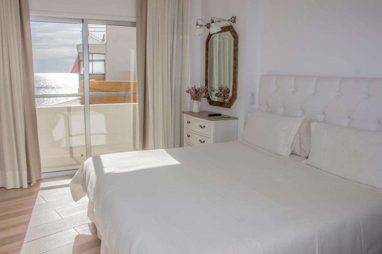 Beachfront Apartment In Fuengirola With Sea Views ภายนอก รูปภาพ